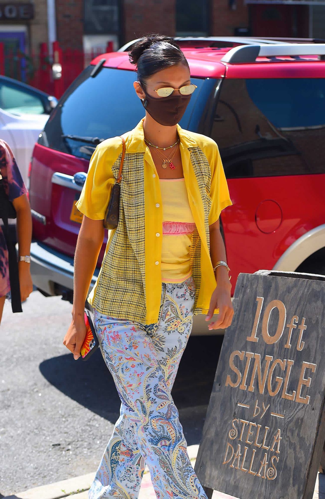 Bella Hadid bella-hadid-mask-fashion