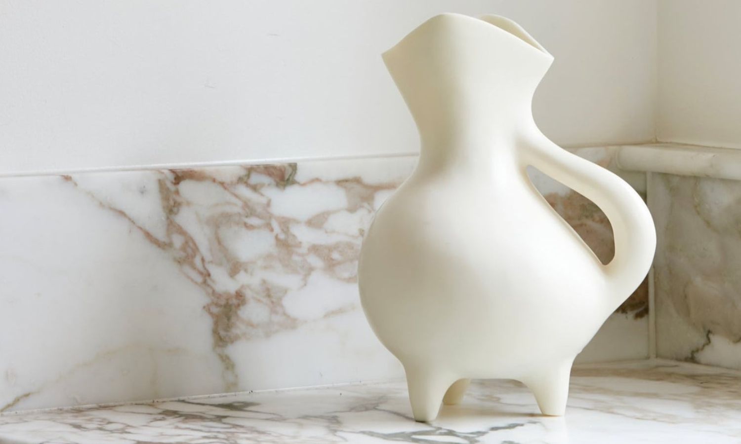 Delphine jug